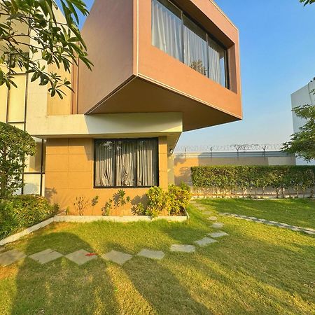 Castillo The Villa Near Kamrej Surat Exterior photo