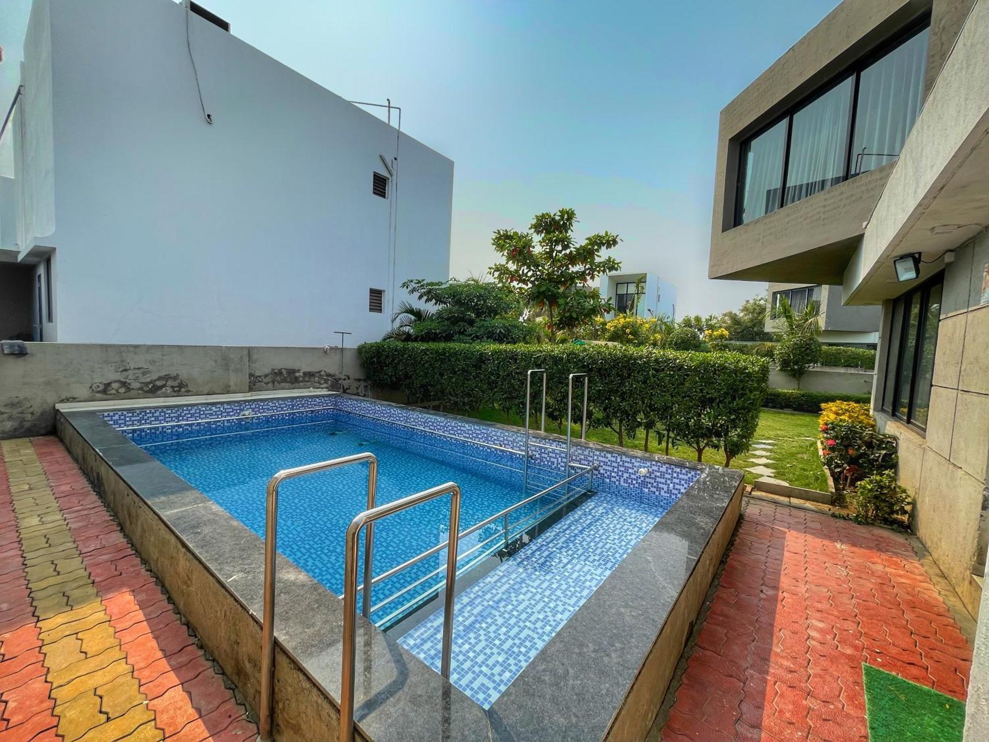 Castillo The Villa Near Kamrej Surat Exterior photo