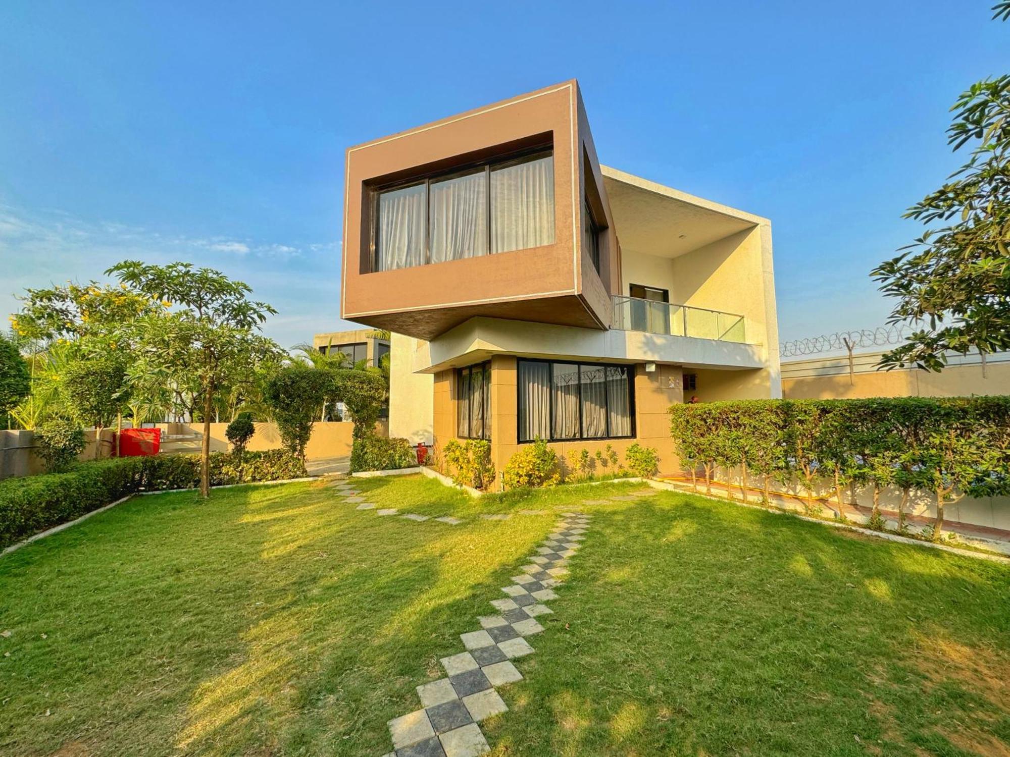 Castillo The Villa Near Kamrej Surat Exterior photo