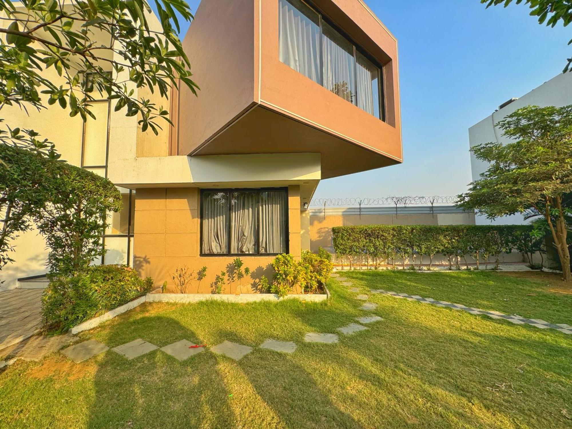 Castillo The Villa Near Kamrej Surat Exterior photo